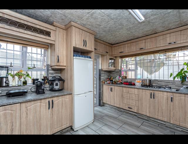 5 BEDROOM FREEHOLD SOLD IN BEROMA
